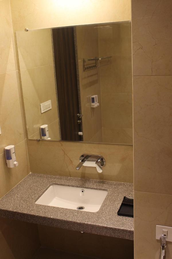 Hotel Rajhans Abhinandan Bhopal Exteriör bild