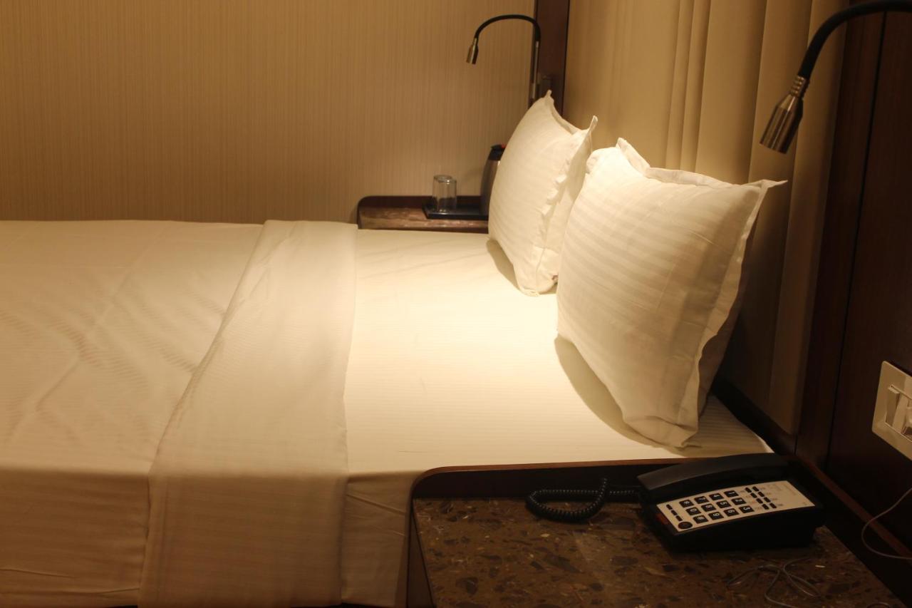 Hotel Rajhans Abhinandan Bhopal Exteriör bild