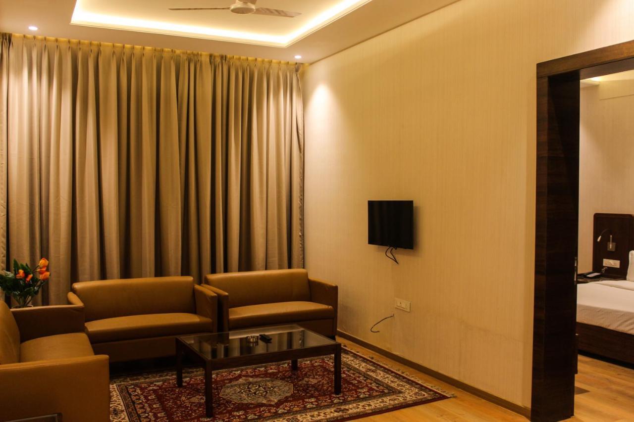 Hotel Rajhans Abhinandan Bhopal Exteriör bild