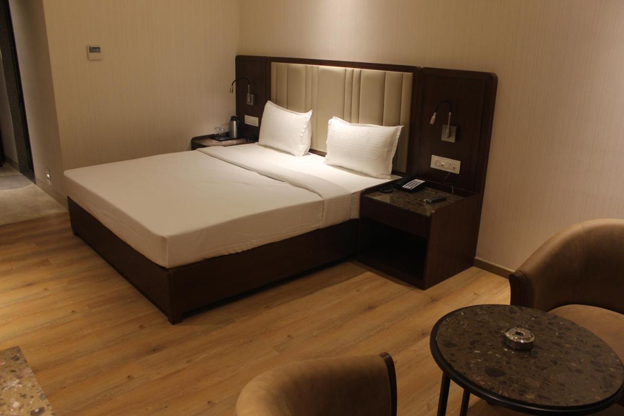 Hotel Rajhans Abhinandan Bhopal Exteriör bild