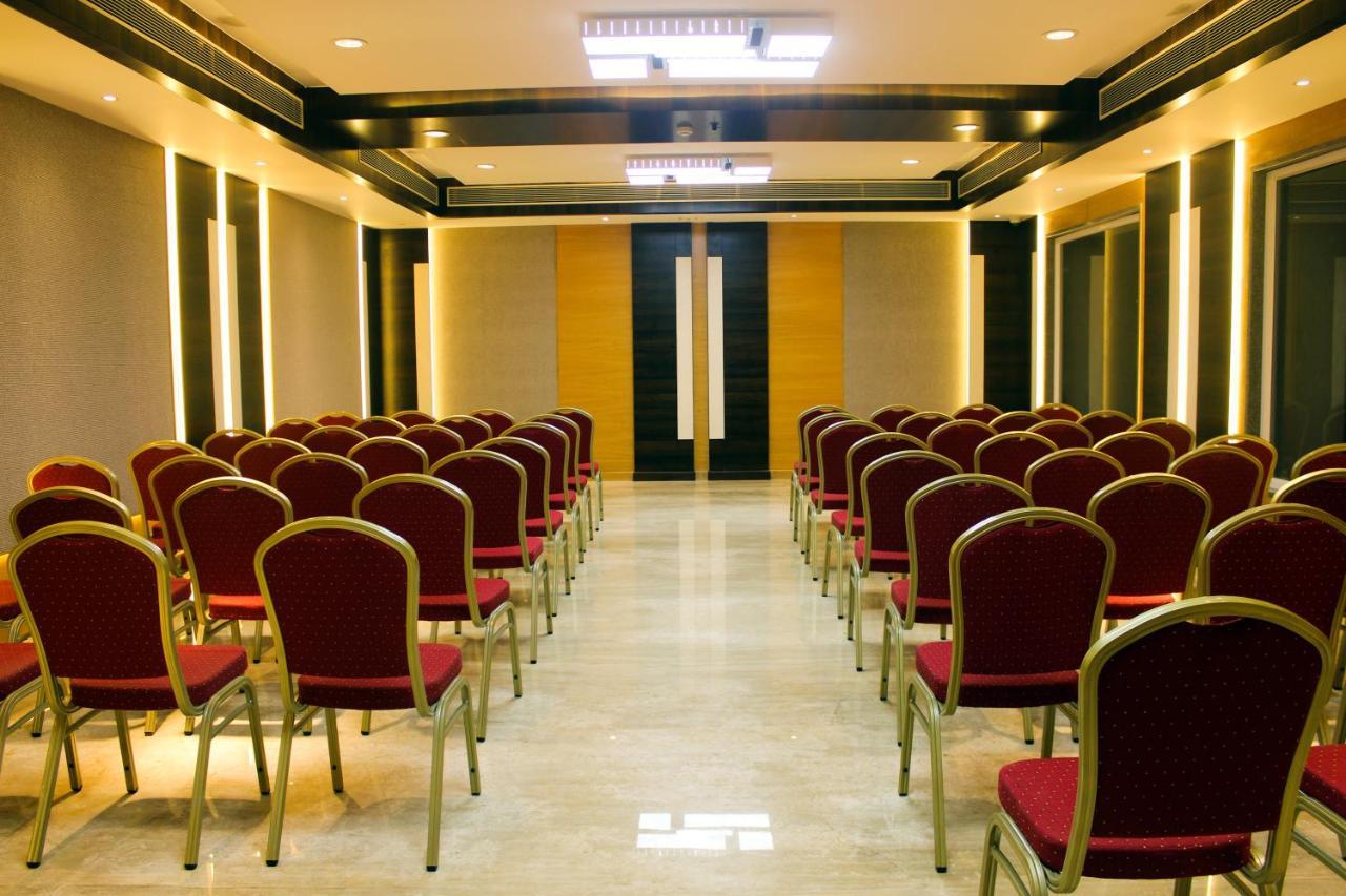 Hotel Rajhans Abhinandan Bhopal Exteriör bild