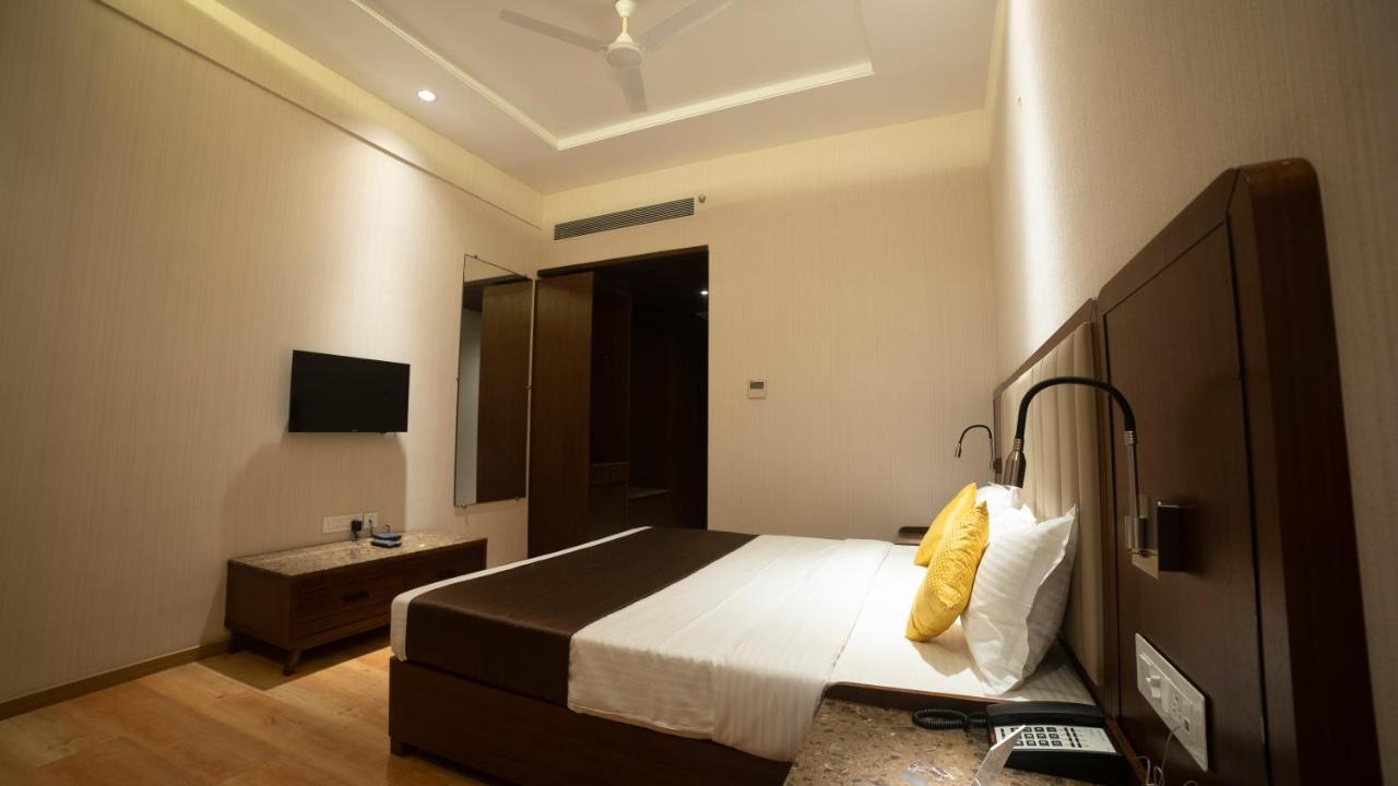 Hotel Rajhans Abhinandan Bhopal Exteriör bild