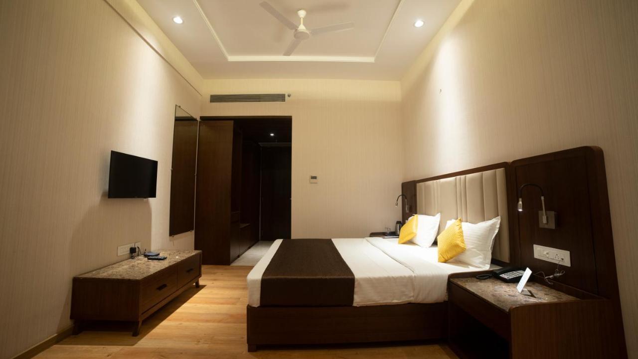 Hotel Rajhans Abhinandan Bhopal Exteriör bild