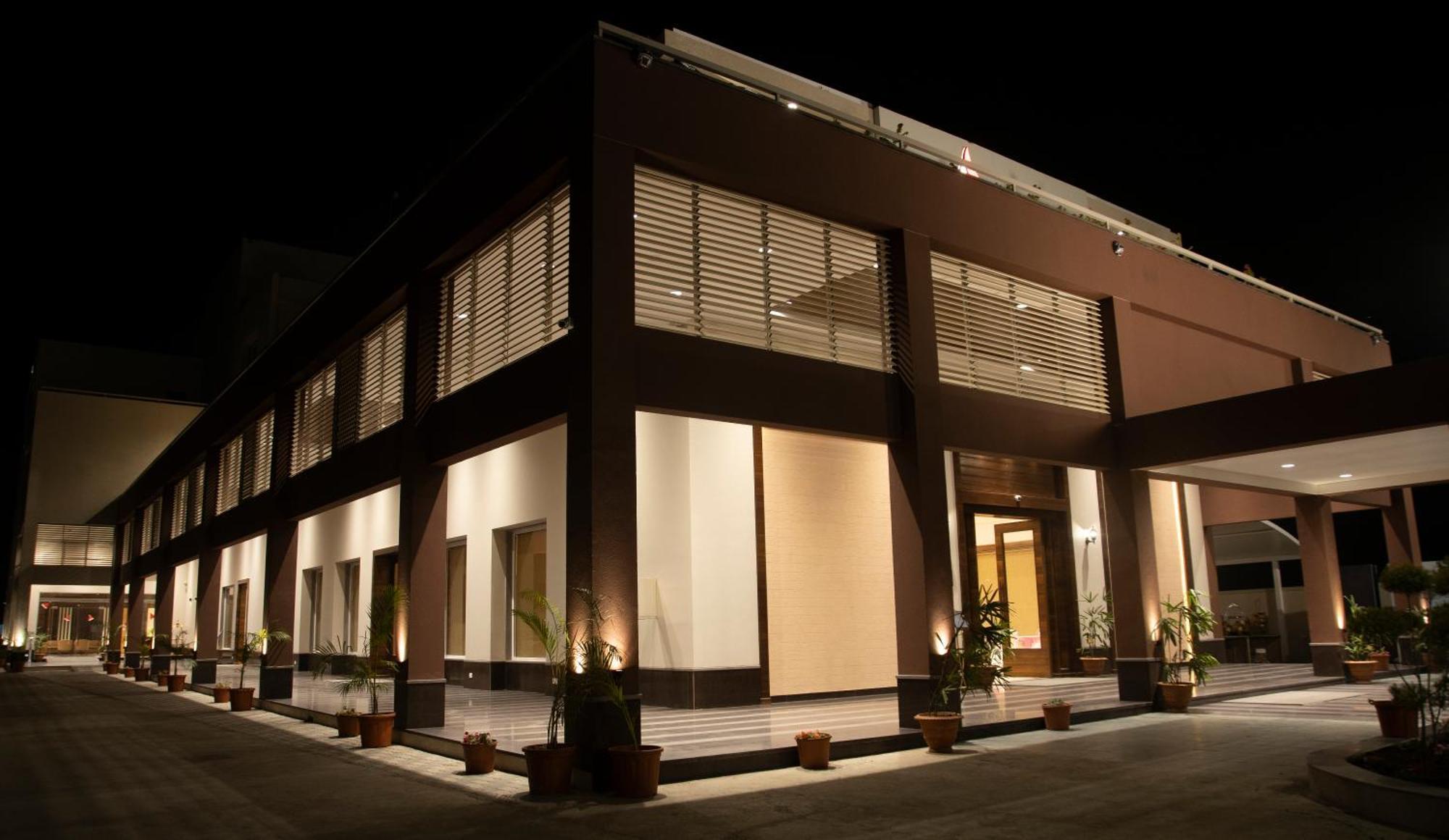Hotel Rajhans Abhinandan Bhopal Exteriör bild