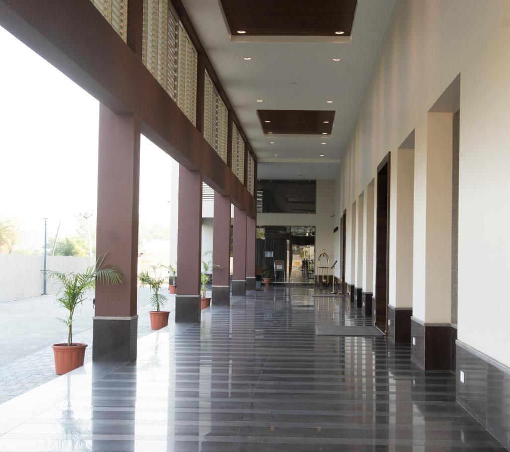 Hotel Rajhans Abhinandan Bhopal Exteriör bild