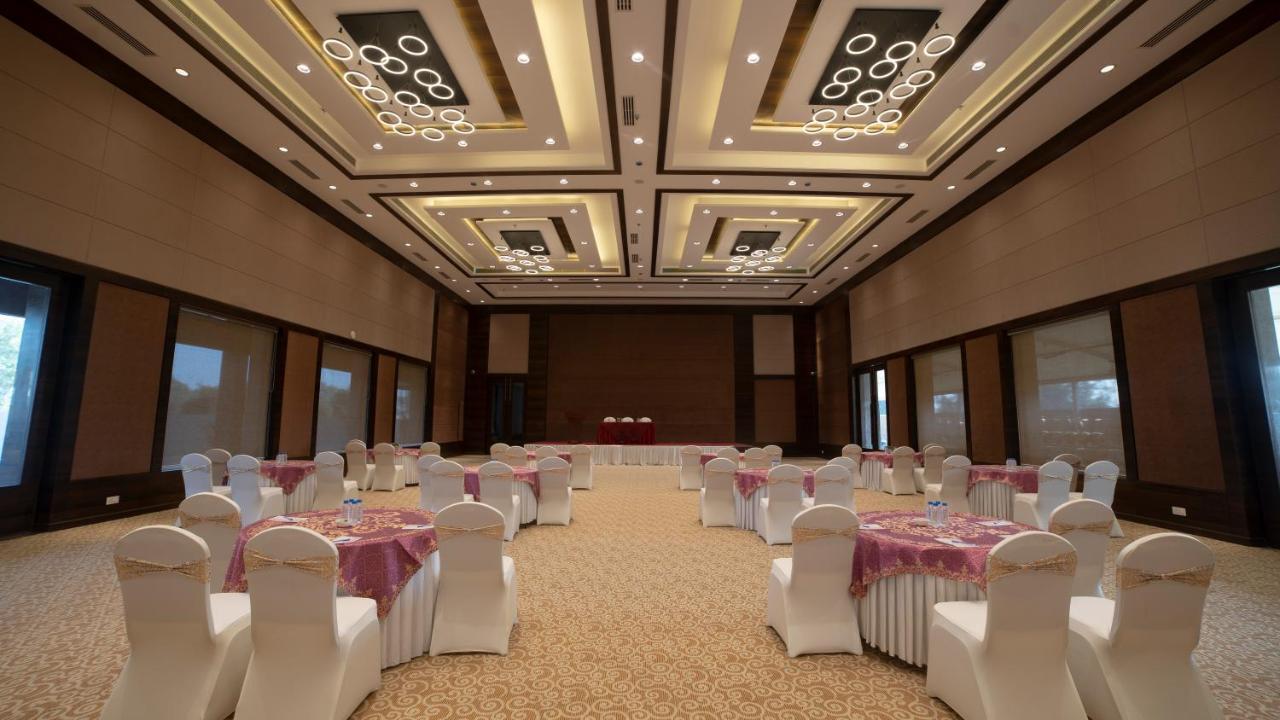 Hotel Rajhans Abhinandan Bhopal Exteriör bild