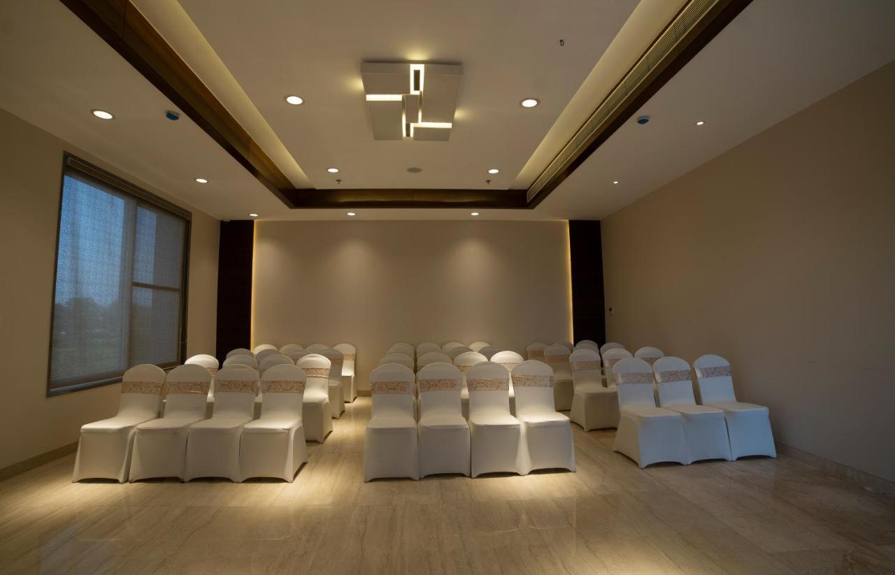 Hotel Rajhans Abhinandan Bhopal Exteriör bild