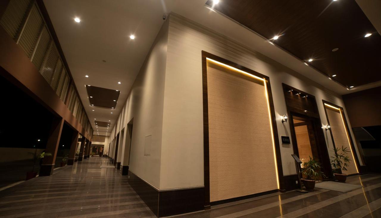 Hotel Rajhans Abhinandan Bhopal Exteriör bild