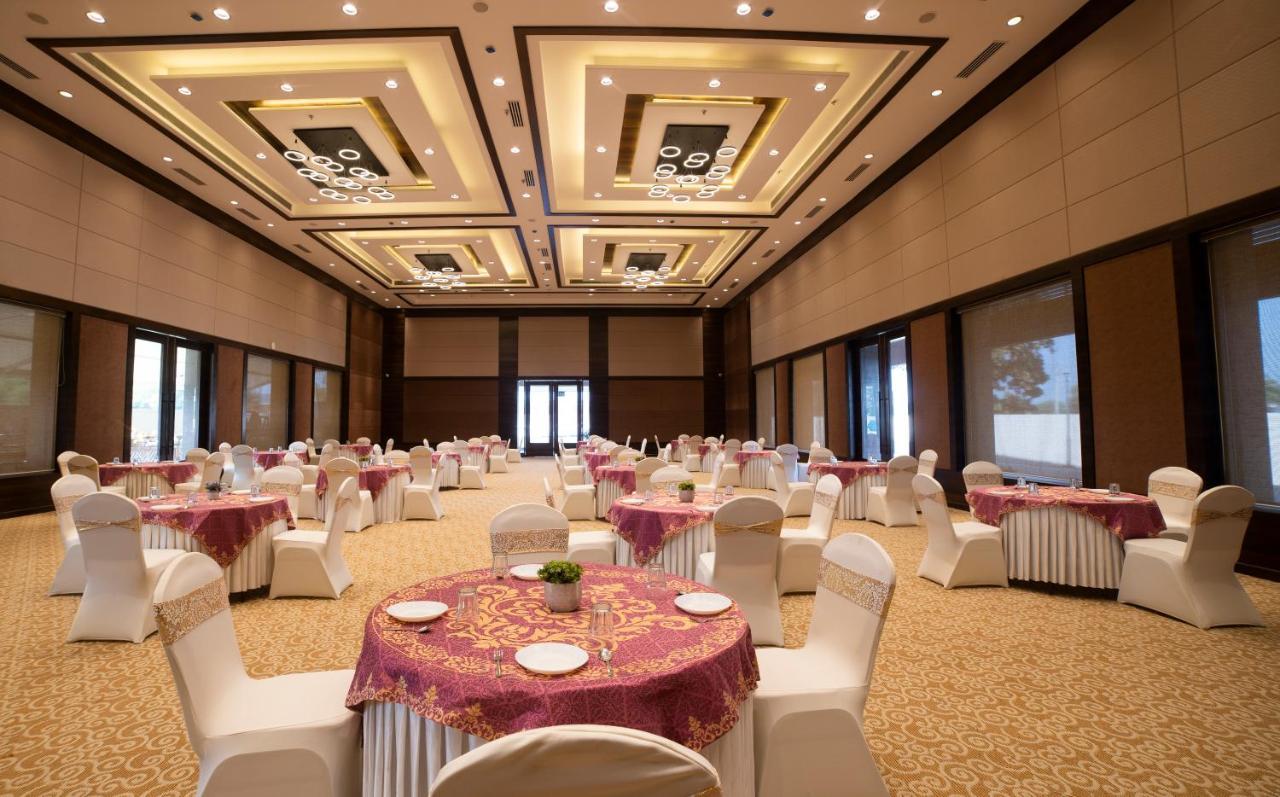 Hotel Rajhans Abhinandan Bhopal Exteriör bild