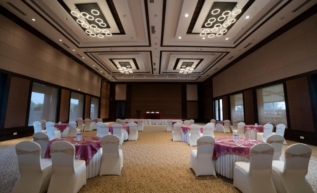 Hotel Rajhans Abhinandan Bhopal Exteriör bild