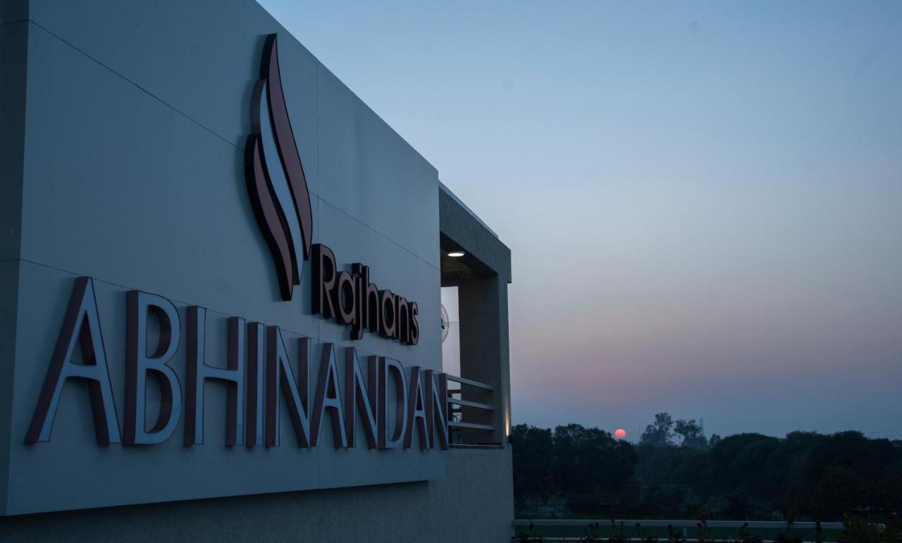 Hotel Rajhans Abhinandan Bhopal Exteriör bild
