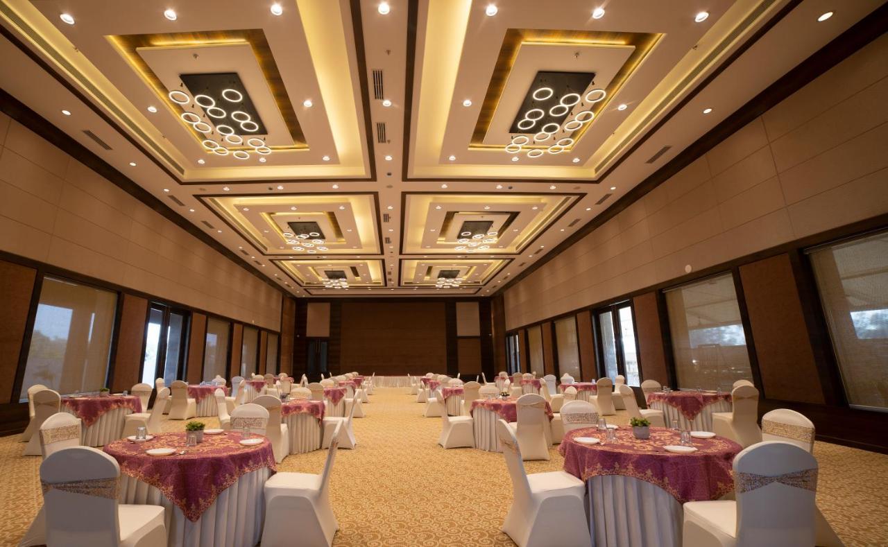 Hotel Rajhans Abhinandan Bhopal Exteriör bild