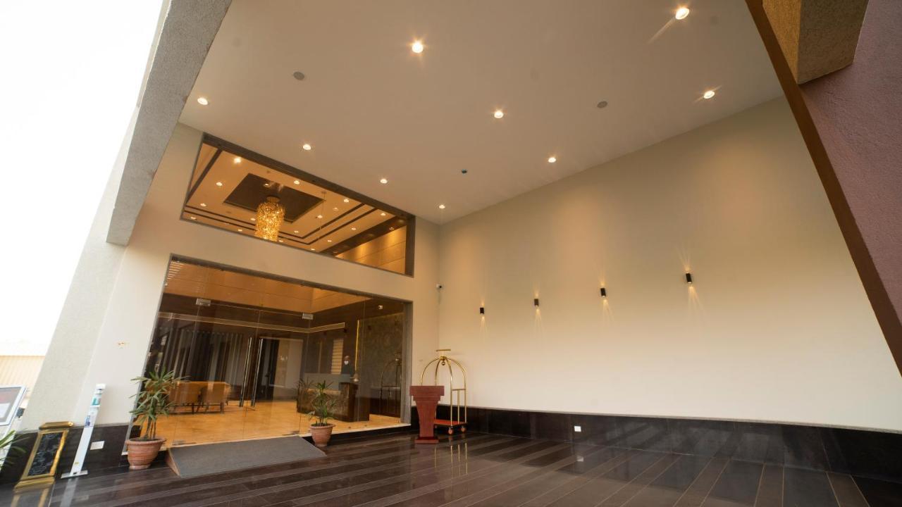 Hotel Rajhans Abhinandan Bhopal Exteriör bild
