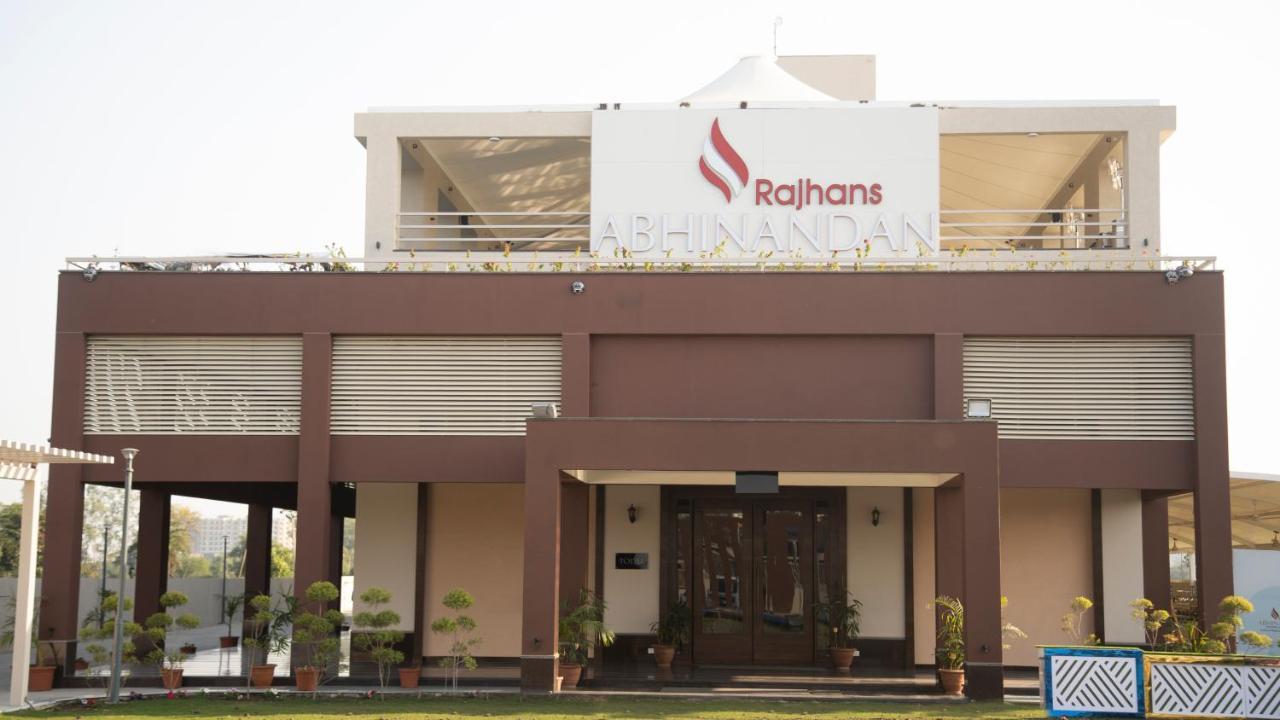 Hotel Rajhans Abhinandan Bhopal Exteriör bild