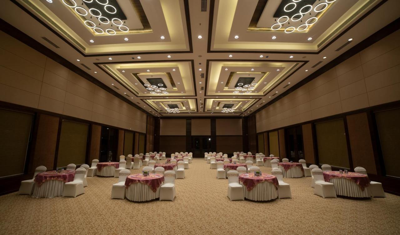 Hotel Rajhans Abhinandan Bhopal Exteriör bild