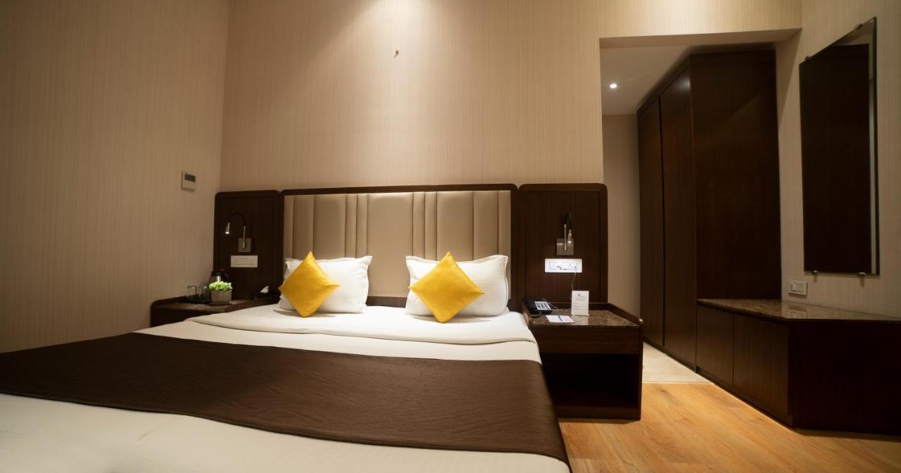 Hotel Rajhans Abhinandan Bhopal Exteriör bild