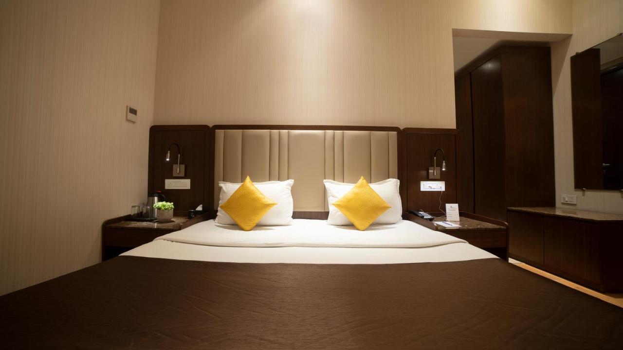 Hotel Rajhans Abhinandan Bhopal Exteriör bild