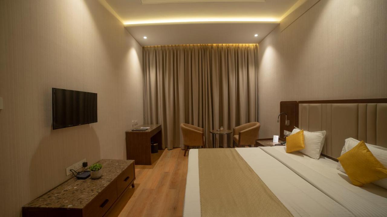 Hotel Rajhans Abhinandan Bhopal Exteriör bild