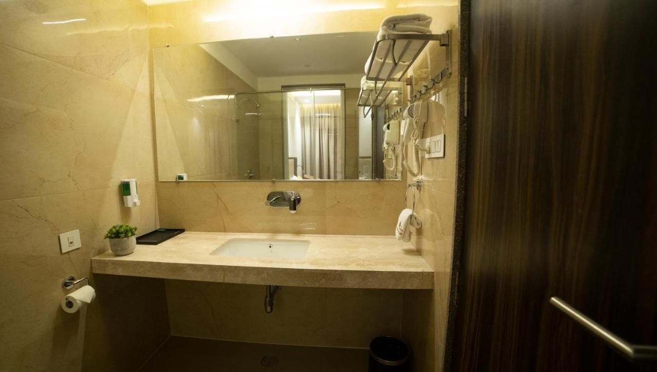 Hotel Rajhans Abhinandan Bhopal Exteriör bild