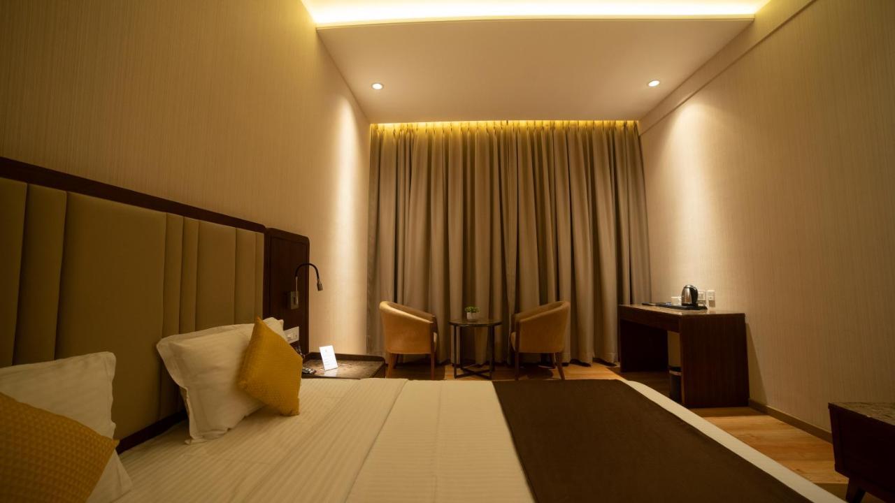 Hotel Rajhans Abhinandan Bhopal Exteriör bild