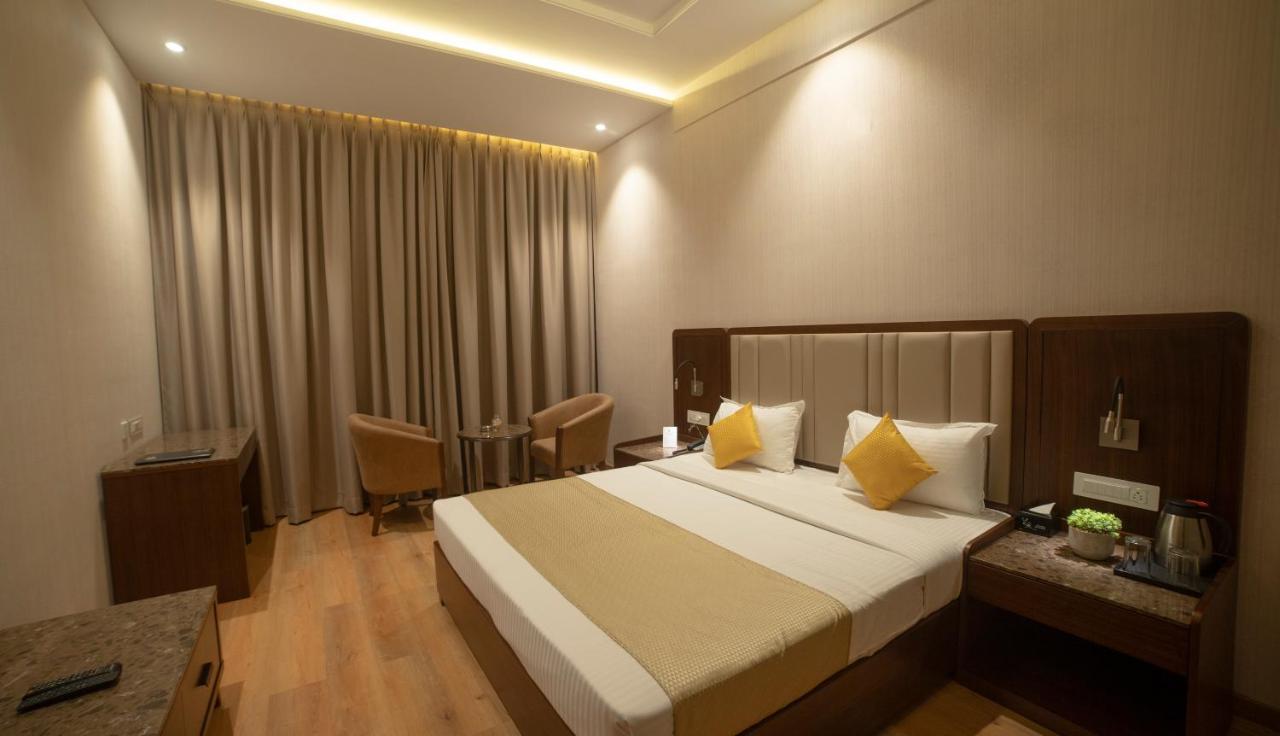 Hotel Rajhans Abhinandan Bhopal Exteriör bild