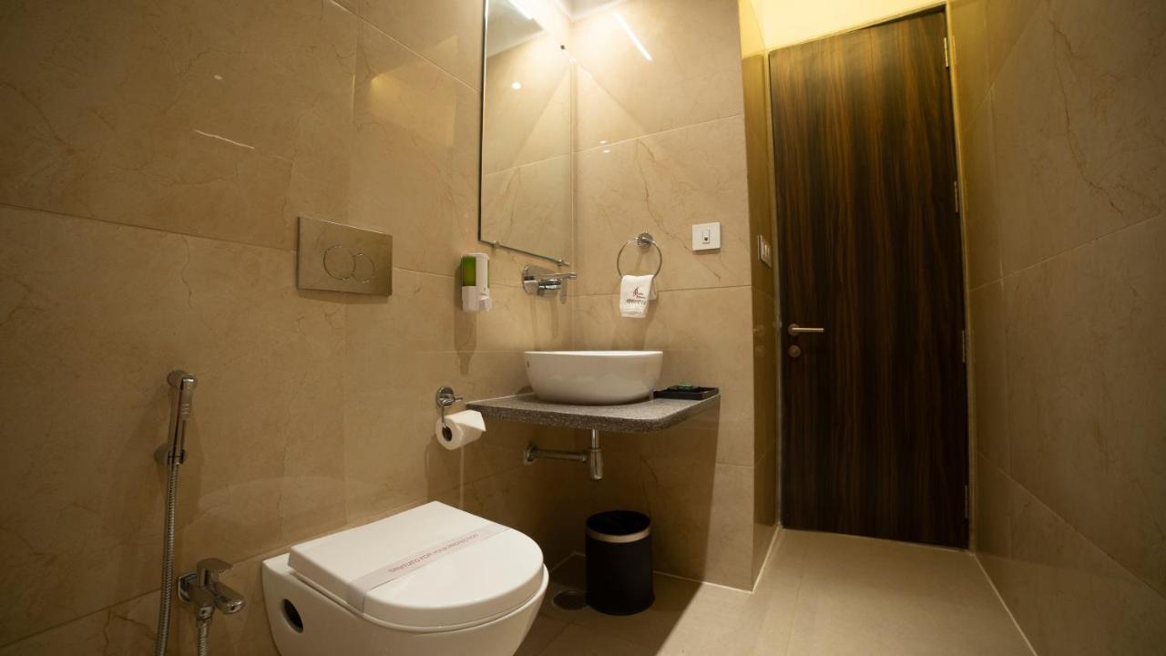 Hotel Rajhans Abhinandan Bhopal Exteriör bild