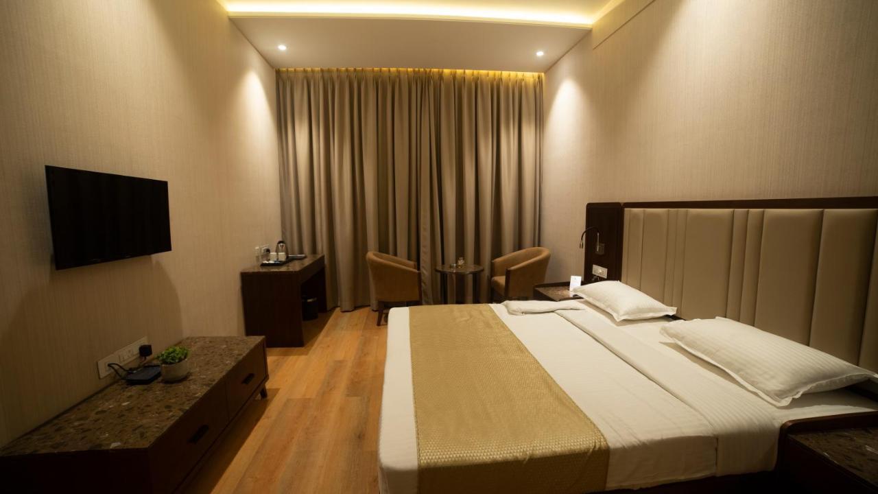 Hotel Rajhans Abhinandan Bhopal Exteriör bild