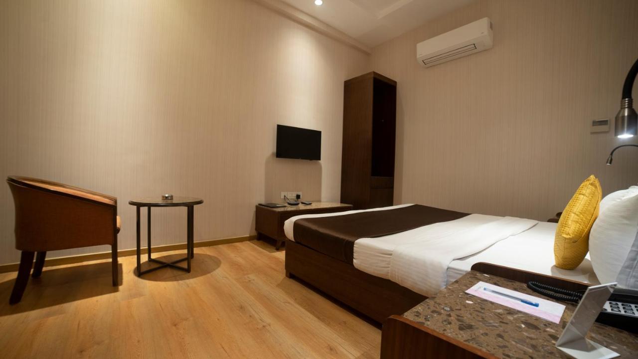 Hotel Rajhans Abhinandan Bhopal Exteriör bild